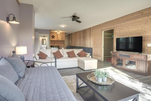 Downtown Condo about 23 Mi to Hocking Hills State Park in แลนเคสเตอร์ (OH)