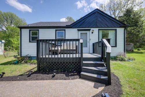 5 Min to Airport Pet Friendly Fire pit Fenced Yard in Nashville, USA