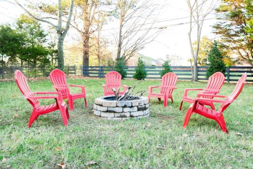 Charming Oxford Glen Estate 3bed 2.5bath Fire Pit in Franklin, USA