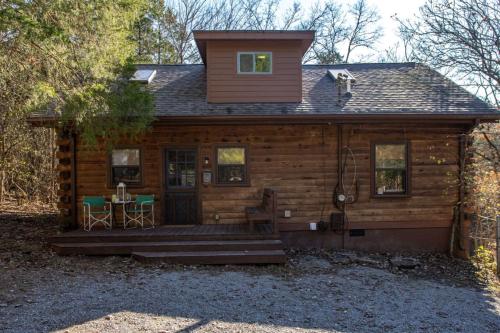 Its a Cabin Life 4 bed 2 bath in Franklin, USA
