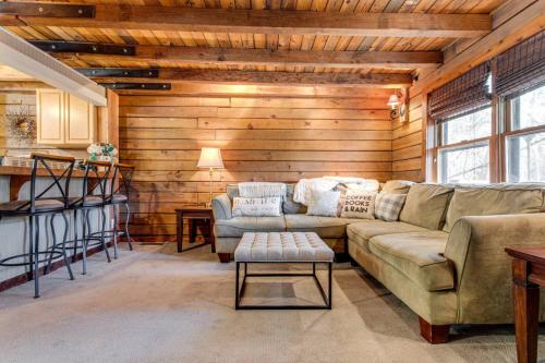 Its a Cabin Life 4 bed 2 bath in Franklin, USA