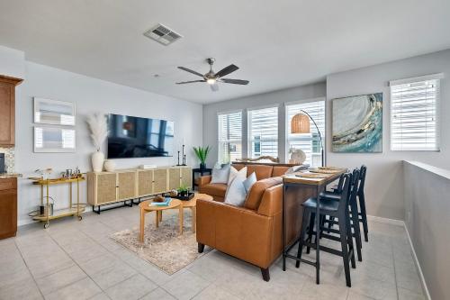 Blocks To Beach - Coastal Beach Decor - Garage Parking - Gated Community - 30 Day Fully Furnished in Oceanside, USA