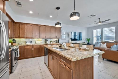Blocks To Beach - Coastal Beach Decor - Garage Parking - Gated Community - 30 Day Fully Furnished in Oceanside, USA