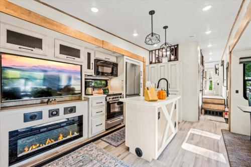 New Pondview Glamping Resort- Fishing Pond, Fire Pit, Swimming Pools, Mini Golf in Gatlinburg, USA