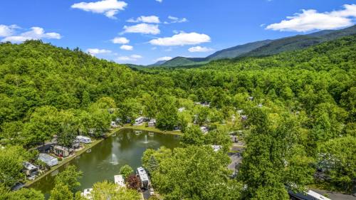New Pondview Glamping Resort- Fishing Pond, Fire Pit, Swimming Pools, Mini Golf in Gatlinburg, USA
