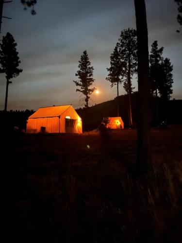 Tent 2 Oxen-Le-Fields Montana in ดาร์บี(มอนเทนา)