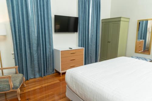 Deluxe One-Bedroom Suite image 2