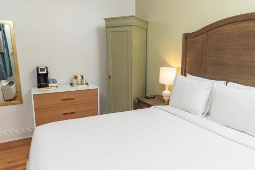 Deluxe Queen Room image 3