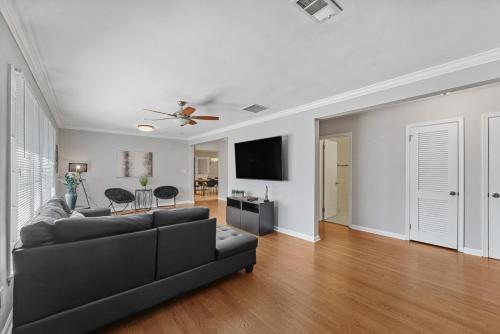 Shared lounge/TV area, Atlanta Family Retreat - Stylish 4BR Getaway in Stone Mountain (GA)