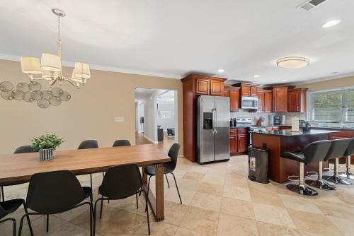 Kitchen, Atlanta Family Retreat - Stylish 4BR Getaway in Stone Mountain (GA)