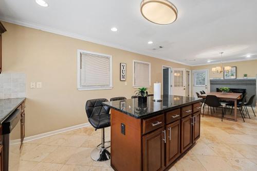 Kitchen, Atlanta Family Retreat - Stylish 4BR Getaway in Stone Mountain (GA)
