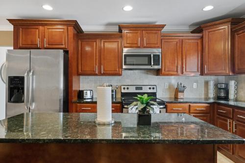 Kitchen, Atlanta Family Retreat - Stylish 4BR Getaway in Stone Mountain (GA)