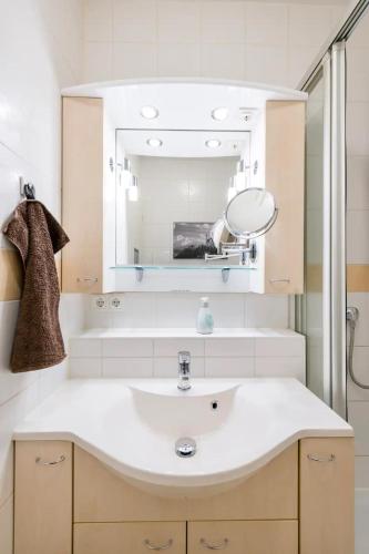 7 min to citycenter !! Subway U3 100m, southside singleroom own SHOWER, WC ! free WIFI ,TV, dishes fridge, oven, waterheater, microwave, free coffee & mashine, free bike next to river and park, many restaurants and supermarkets around 200m, nonsmoker !, Мюнхен (фото 4)