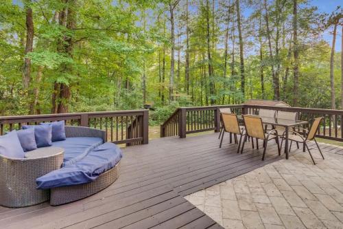 Grand Retreat Sleeps 12 Spacious Deck and WiFi in Fairington, USA