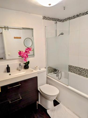 Opera Louvre Holiday Apartment - image 12