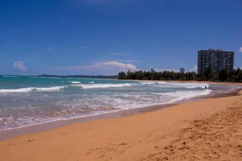 Lovely 2 bedroom condo 2min walking to the beach in Luquillo