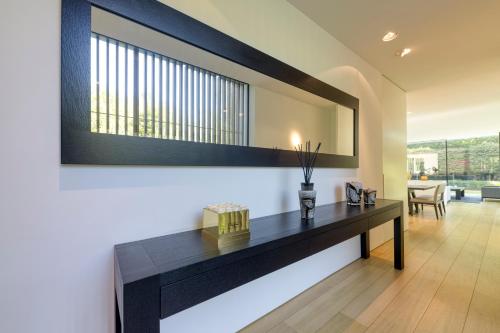 Luxurious 1000m2 Villa with Garden and Pool - image 3