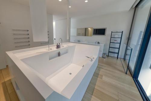 Luxurious 1000m2 Villa with Garden and Pool - image 3