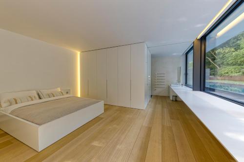 Luxurious 1000m2 Villa with Garden and Pool - image 6