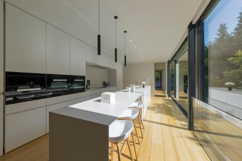 Luxurious 1000m2 Villa with Garden and Pool - image 10