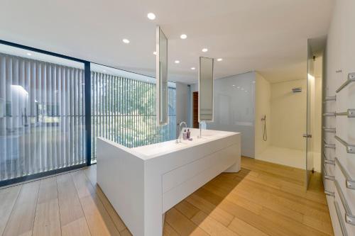 Luxurious 1000m2 Villa with Garden and Pool - image 8