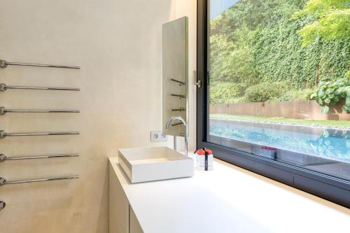 Luxurious 1000m2 Villa with Garden and Pool - image 11