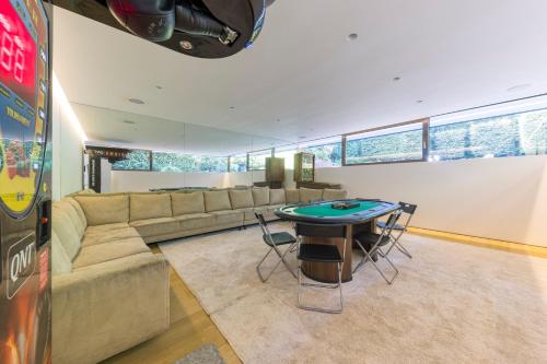 Luxurious 1000m2 Villa with Garden and Pool - image 8