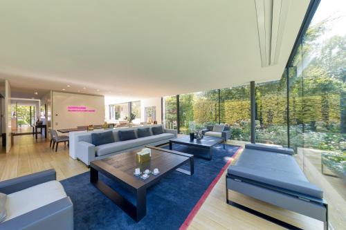 Luxurious 1000m2 Villa with Garden and Pool