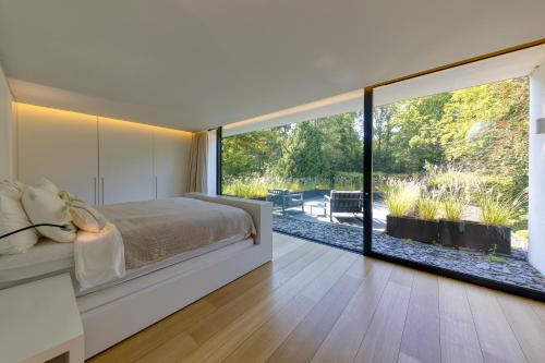Luxurious 1000m2 Villa with Garden and Pool