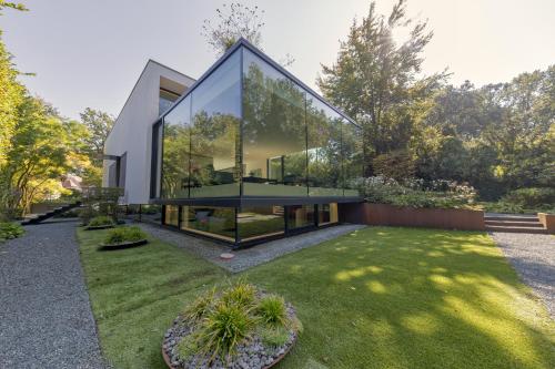 Luxurious 1000m2 Villa with Garden and Pool - image 4
