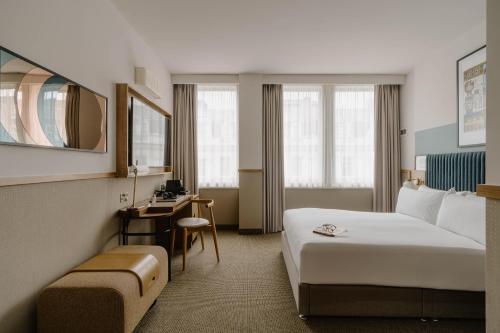 Club Quarters Hotel St Paul's, London Room Type - Standard Queen Room