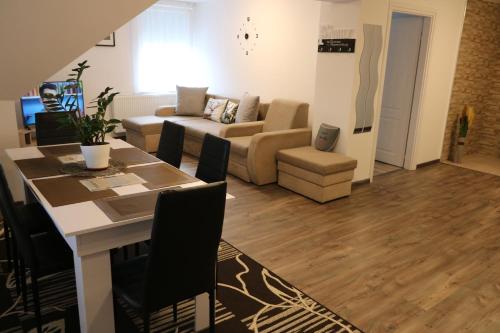 jaettu olohuone/TV alue, Szalakóta Apartman (Szalakota Apartman) in Hortobágy