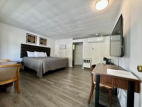 Mount Coolidge Motel - image 12