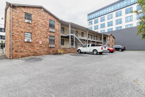 Downtown 1BR Condo with Full Kitchen, Pet-Friendly in Nashville, USA