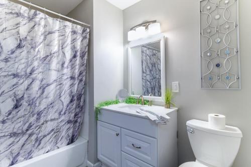 Downtown 1BR Condo with Full Kitchen, Pet-Friendly in Nashville, USA