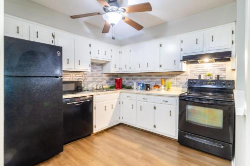 Downtown 1BR Condo with Full Kitchen, Pet-Friendly in Nashville, USA