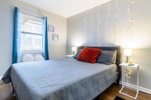 Downtown 1BR Condo with Full Kitchen, Pet-Friendly in Nashville, USA