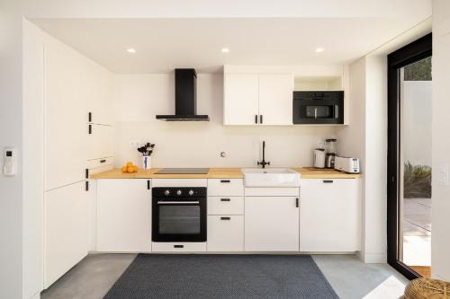 ห้องครัว, WHome Beachside Bliss In Carcavelos, 1BR With Patio & Parking in คาร์คาเวโลส