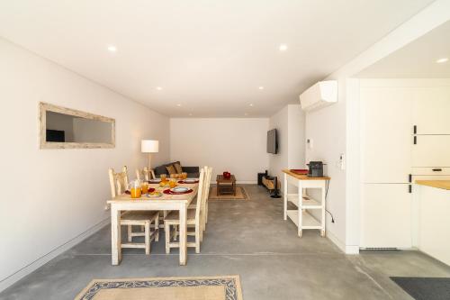 บริการและสิ่งอำนวยความสะดวก, WHome Beachside Bliss In Carcavelos, 1BR With Patio & Parking in คาร์คาเวโลส