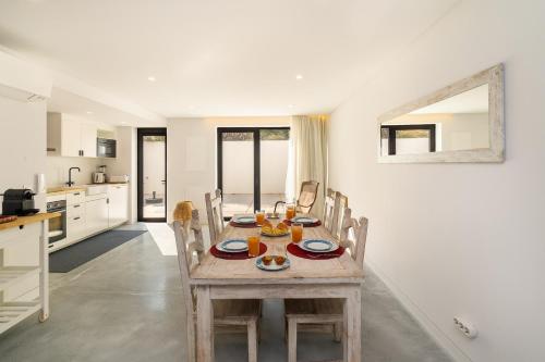 ห้องครัว, WHome Beachside Bliss In Carcavelos, 1BR With Patio & Parking in คาร์คาเวโลส