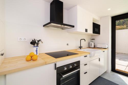 ห้องครัว, WHome Beachside Bliss In Carcavelos, 1BR With Patio & Parking in คาร์คาเวโลส