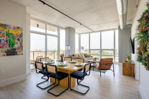 Modern Loft 15 Min from NYC with City View & Pool – khách sạn tại Trung Tam