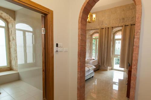 Family Room with Balcony (1 Double Bed + 1 Single Bed) image 8