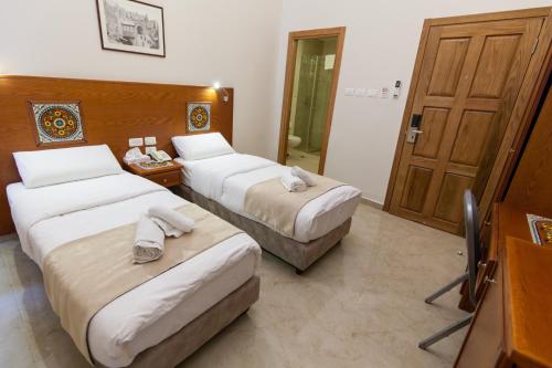 Two-Bedroom Suite with Balcony (1 Double Bed + 2 Single Beds) image 8