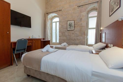 Two-Bedroom Suite with Balcony (1 Double Bed + 2 Single Beds) image 7