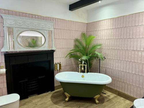 Fürdőszoba, Secret Garden House - 7 bed Manor House with Hot Tub and Magical walled Gardens in Leyburn