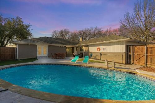 Dream Vacation Home with Pool for Large Groups in Garland, USA