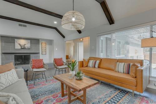 Dream Vacation Home with Pool for Large Groups in Garland, USA