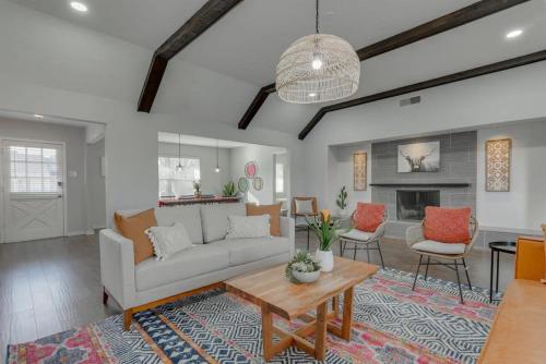 Dream Vacation Home with Pool for Large Groups in Garland, USA