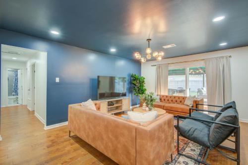 4-BD Mid-Modern Century with Firepit & Playground in Houston, USA